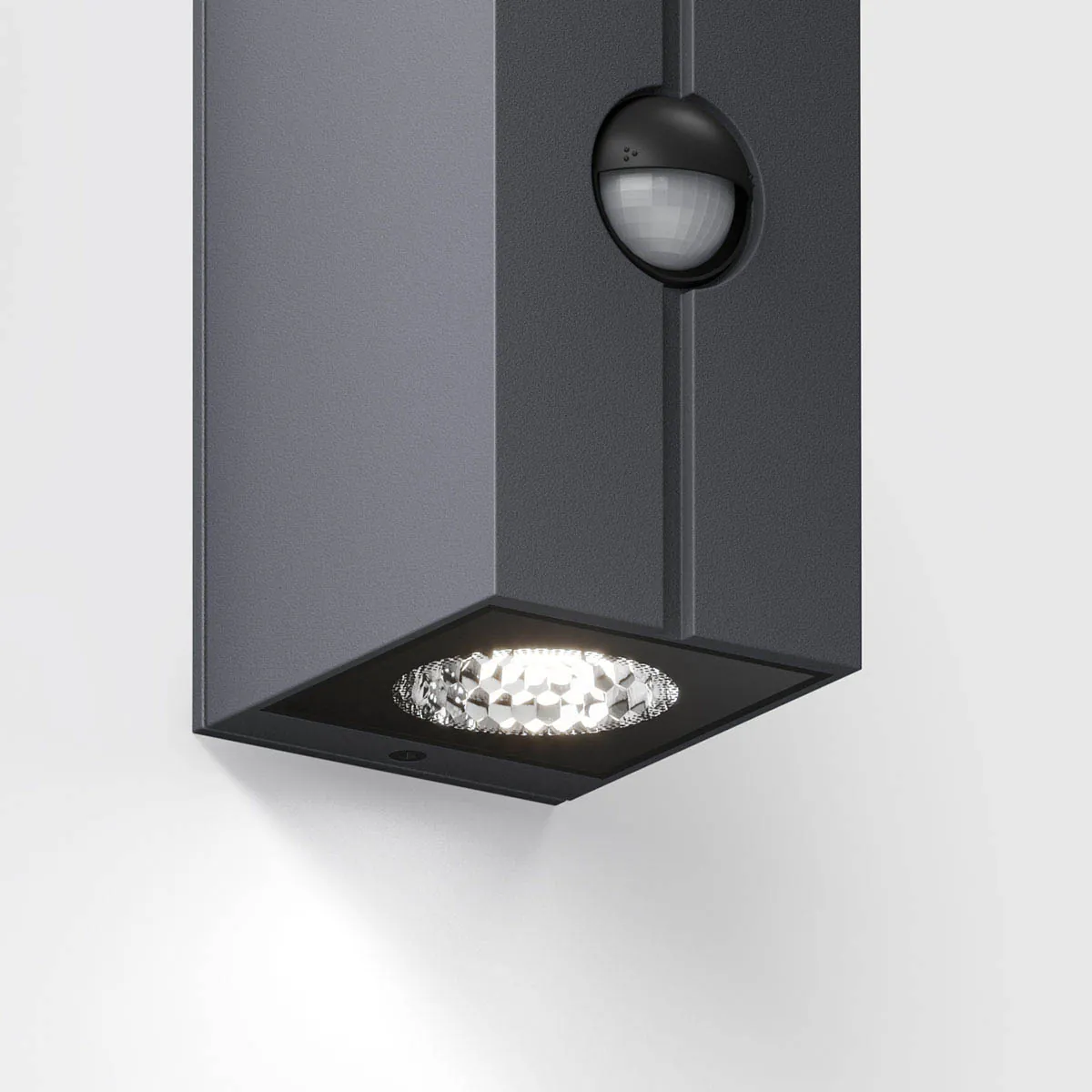 Rechteckige Wandleuchte mit Bewegungsmelder für außen fokusiert