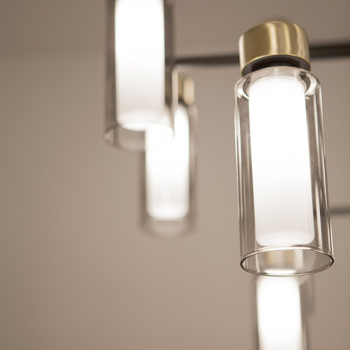 Osman 560.12 Pendelleuchte 12-flammig Ø: 85 cm, Schwarz Matt / Messing & Klarglas Osman 560.17 Pendelleuchte 16-flammig L: 130 cm, Schwarz Matt / Schwarz Chrom & Rauchglas