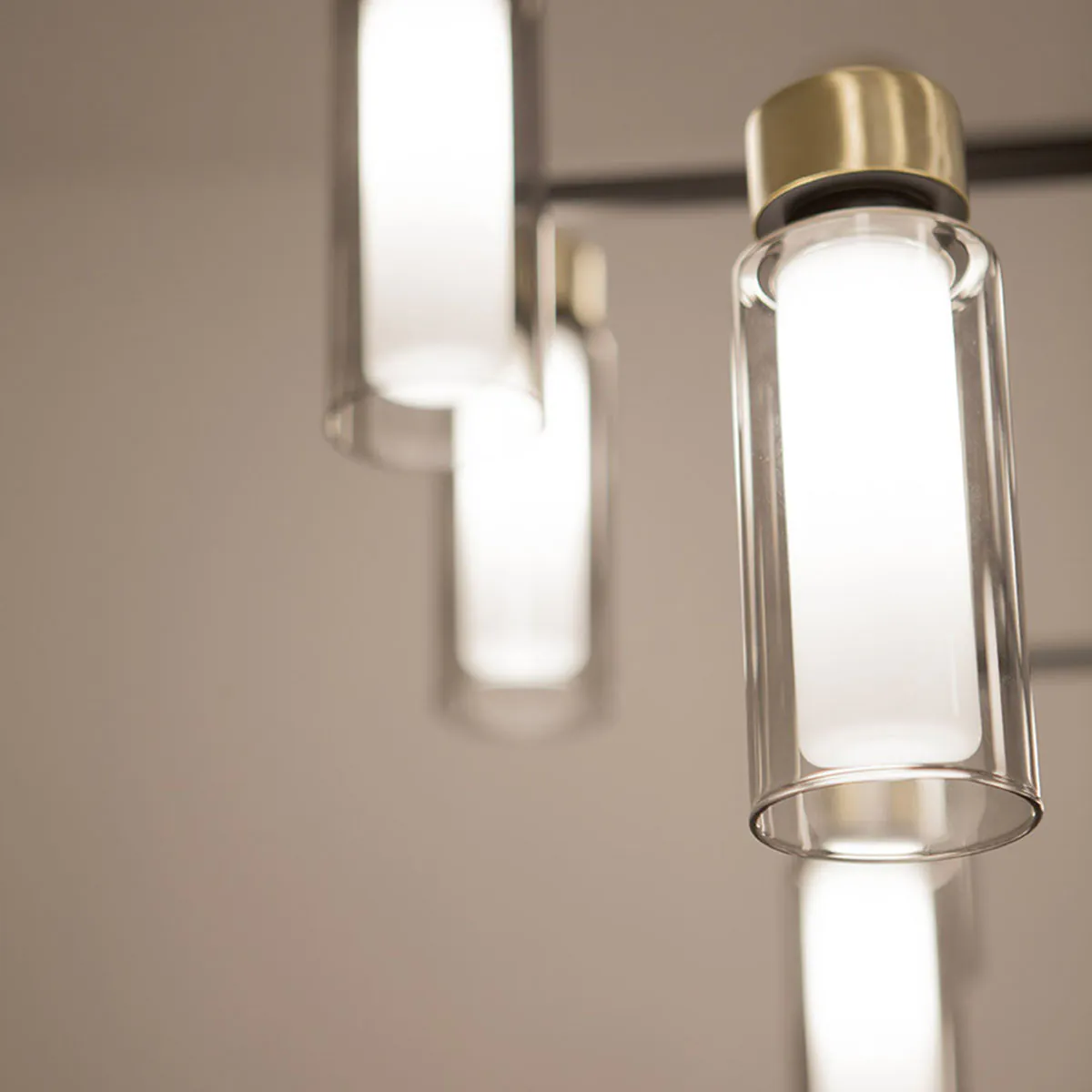 Osman 560.17 Pendelleuchte 16-flammig L: 130 cm, Schwarz Matt / Schwarz Chrom & Rauchglas