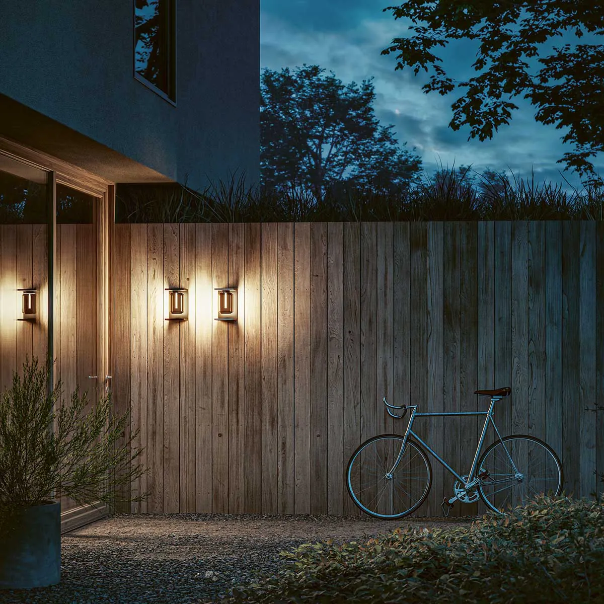 Zwei außen Wandleuchten moderne Laternen in schwarz an einer Holzfassade im Garten