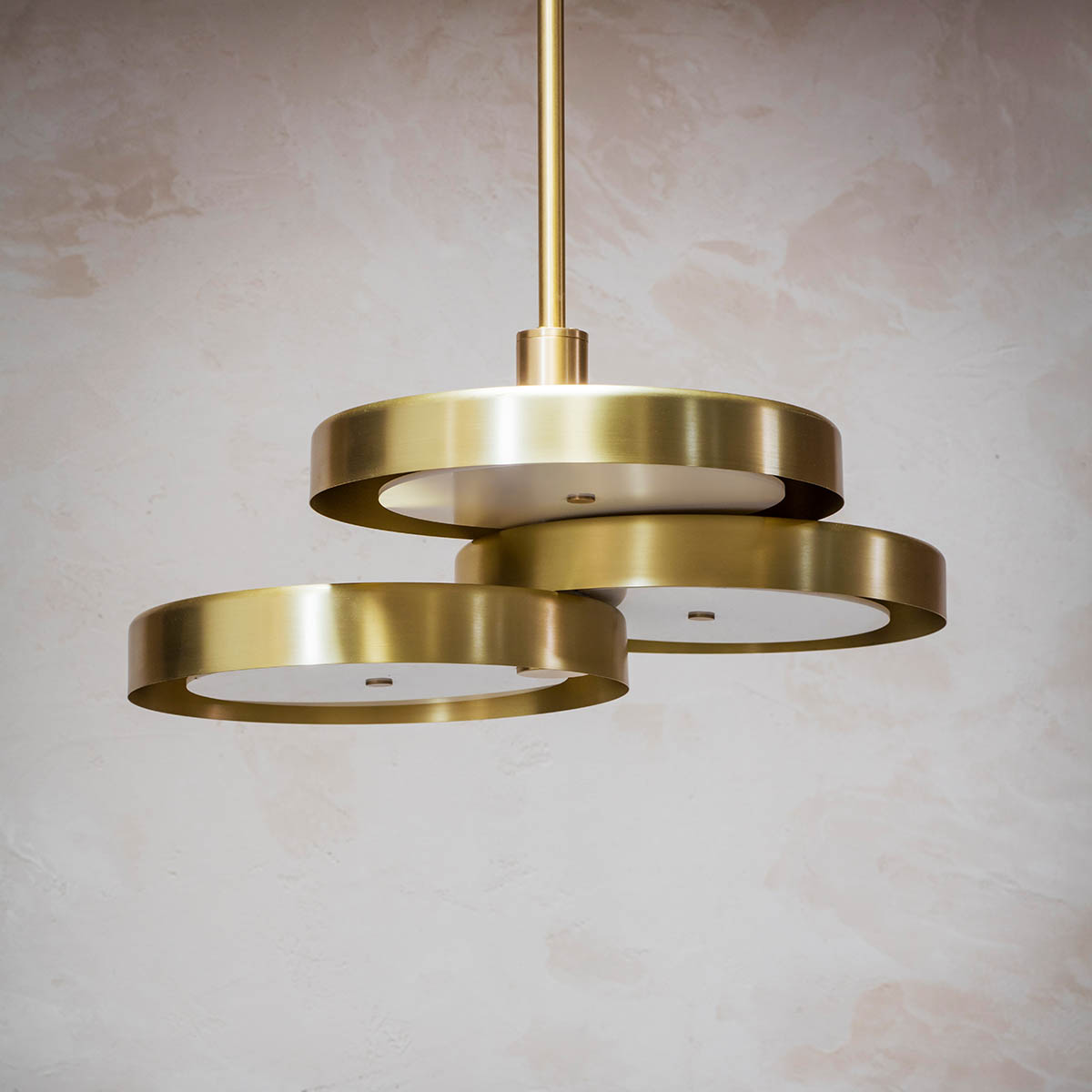 Luxusleuchten aus Großbritannien: Bert Frank Triac Pendelleuchte, Ø: 62 cm, Schwarz, gebürstetes Messing und Polycarbonat, Designerleuchte aus England, atmosphärisches Licht Bert Frank Triac Pendelleuchte, Ø: 62 cm, Opal aus goldfarbene Oberfläche und Polycarbonat – handgefertigt in Birmingham, gleichmäßige Beleuchtung
