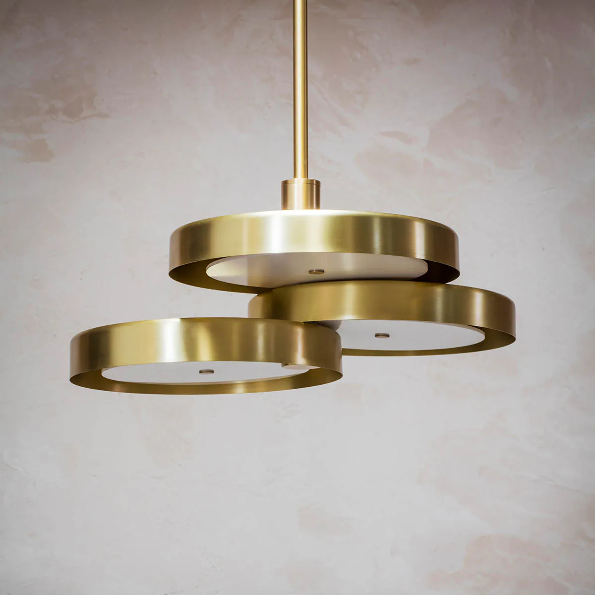 Bert Frank Triac Pendelleuchte, Ø: 62 cm, Opal aus goldfarbene Oberfläche und Polycarbonat – handgefertigt in Birmingham, gleichmäßige Beleuchtung