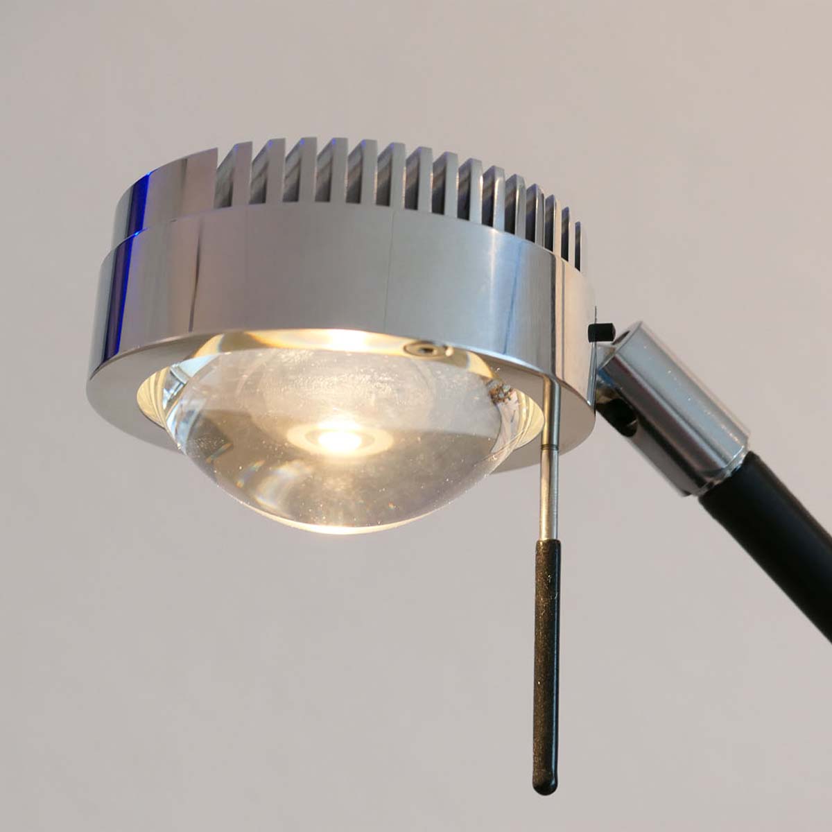 Schirm von der vergoldeten Stehleuchte