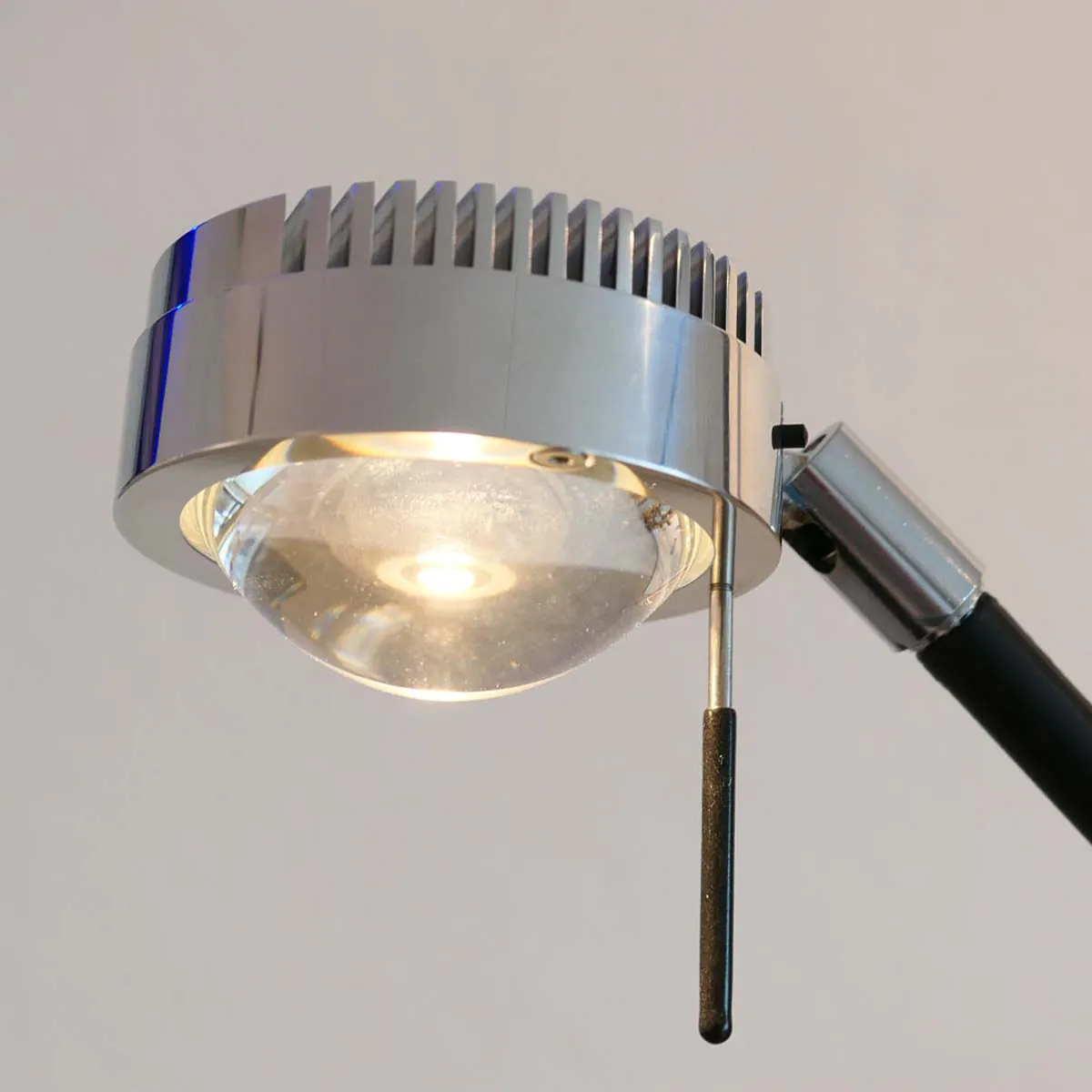 Schirm von der vergoldeten Stehleuchte