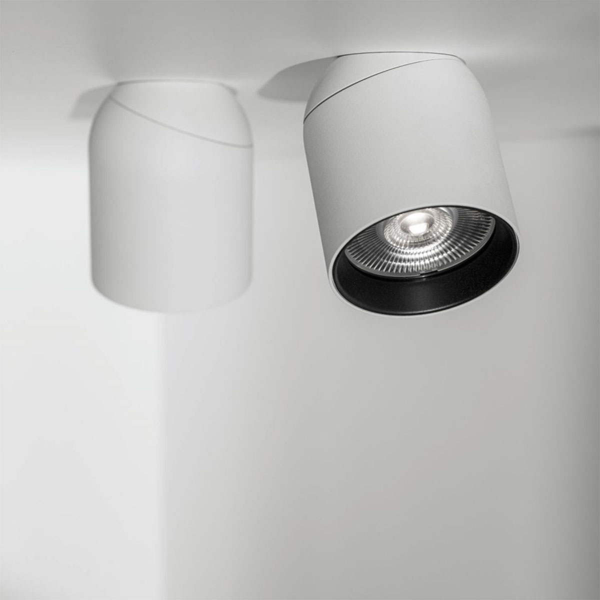 DeltaLight OBIN ON 93036 DIM5 Aufbaustrahler, Ø: 9 cm, L: 11,2 cm Grau gebürstet, Warmweiß 3000K, 36° gebürstet Dunkles Chrom Modern & neutral – Detailansicht aus Grau, zeitlos für Flur schwenkbar & drehbar
