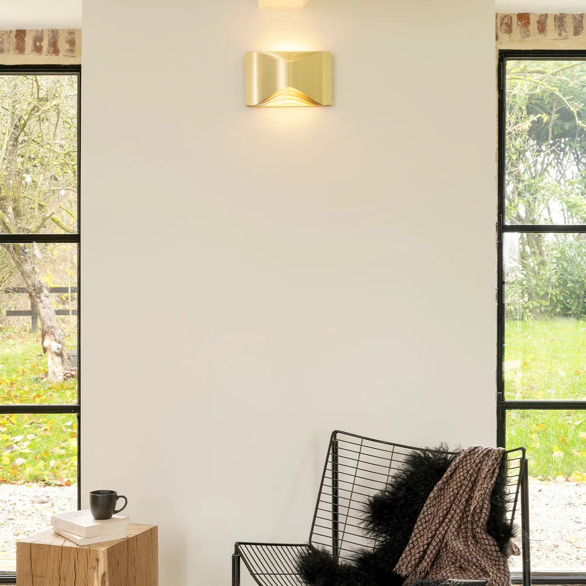 Respiro M Wandleuchte B: 23 cm in Gold – elegante Designerleuchte von DCW Editions geeignet für den Eingangsbereich