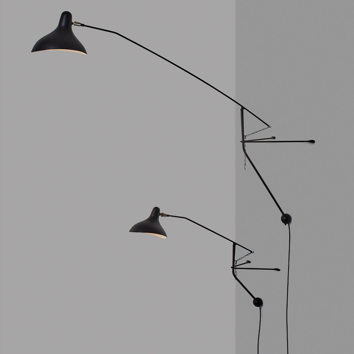 Mantis BS2 Mini Wandleuchte T: 71,5 cm in Schwarz – hochwertige Designerlampe aus dem Hause DCW Editions für den Flur