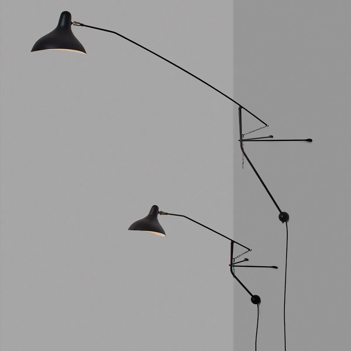 Mantis BS2 Mini Wandleuchte T: 71,5 cm in Schwarz – hochwertige Designerlampe aus dem Hause DCW Editions für den Flur