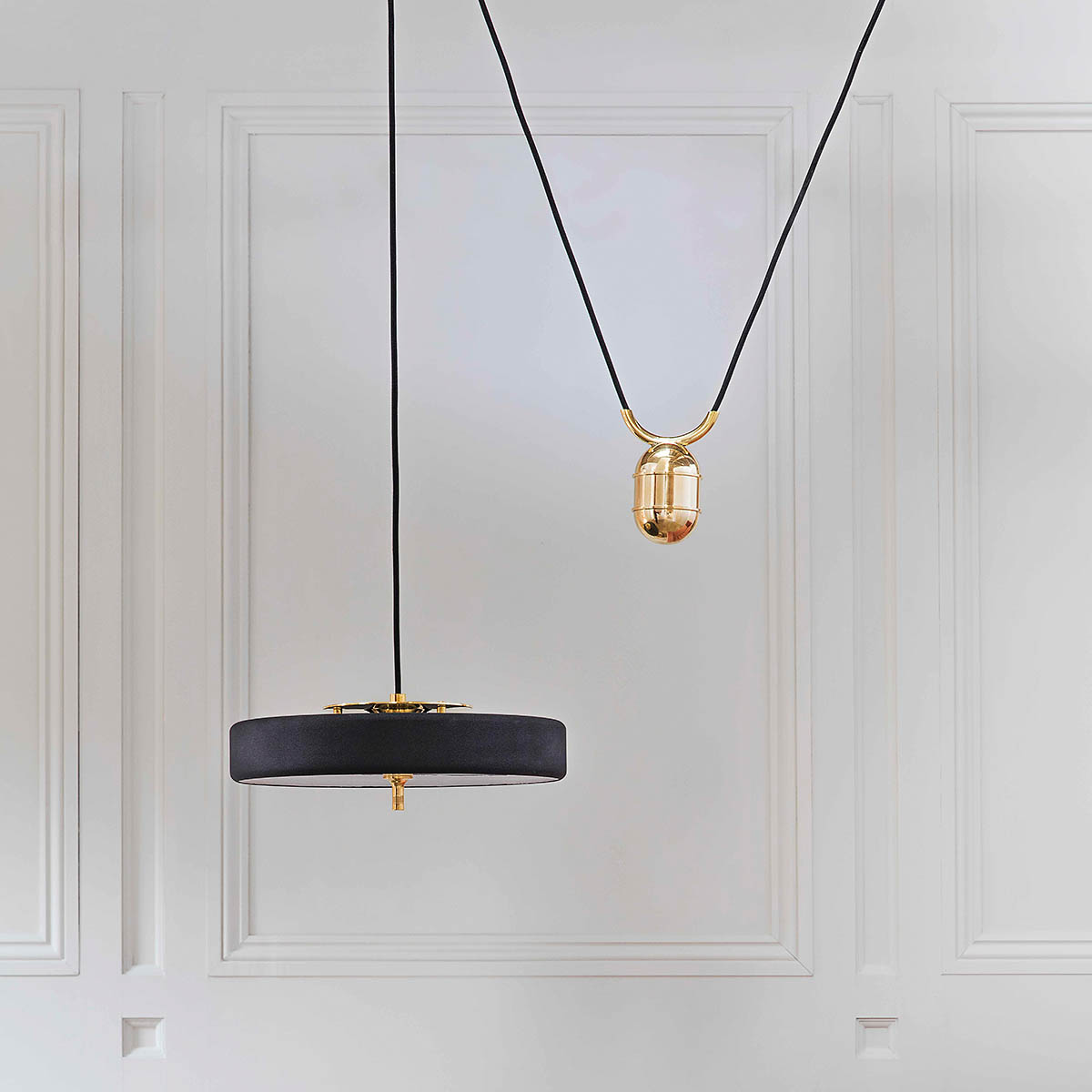 atmosphärisches Licht: Bert Frank Revolve Rise & Fall Pendelleuchte, Ø: 35 cm, Schwarz, Messing gebürstet – gefertigt aus poliertes Messing und Aluminium und Polycarbonat, luxuriöse Verarbeitung, ikonische Revolve-Serie im Art Déco Stil sanftes Licht: Bert Frank Revolve Rise & Fall Pendelleuchte, Ø: 35 cm, Schwarz, Messing poliert – gefertigt aus goldfarbene Oberfläche und Aluminium und Polycarbonat, in Großbritannien produziert, ikonische Revolve-Serie im Art Déco Stil