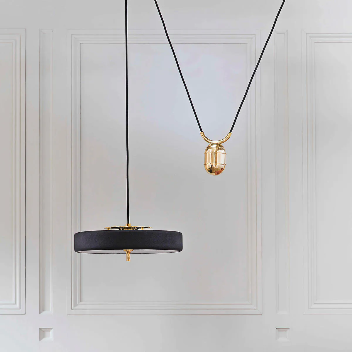 atmosphärisches Licht: Bert Frank Revolve Rise & Fall Pendelleuchte, Ø: 35 cm, Schwarz, Messing gebürstet – gefertigt aus poliertes Messing und Aluminium und Polycarbonat, luxuriöse Verarbeitung, ikonische Revolve-Serie im Art Déco Stil sanftes Licht: Bert Frank Revolve Rise & Fall Pendelleuchte, Ø: 35 cm, Schwarz, Messing poliert – gefertigt aus goldfarbene Oberfläche und Aluminium und Polycarbonat, in Großbritannien produziert, ikonische Revolve-Serie im Art Déco Stil