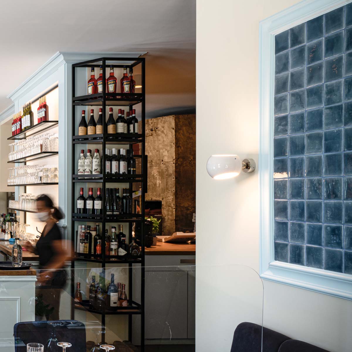 Moderne weiße Wandleuchten mit asymmetrischem Design in der Bar hängend