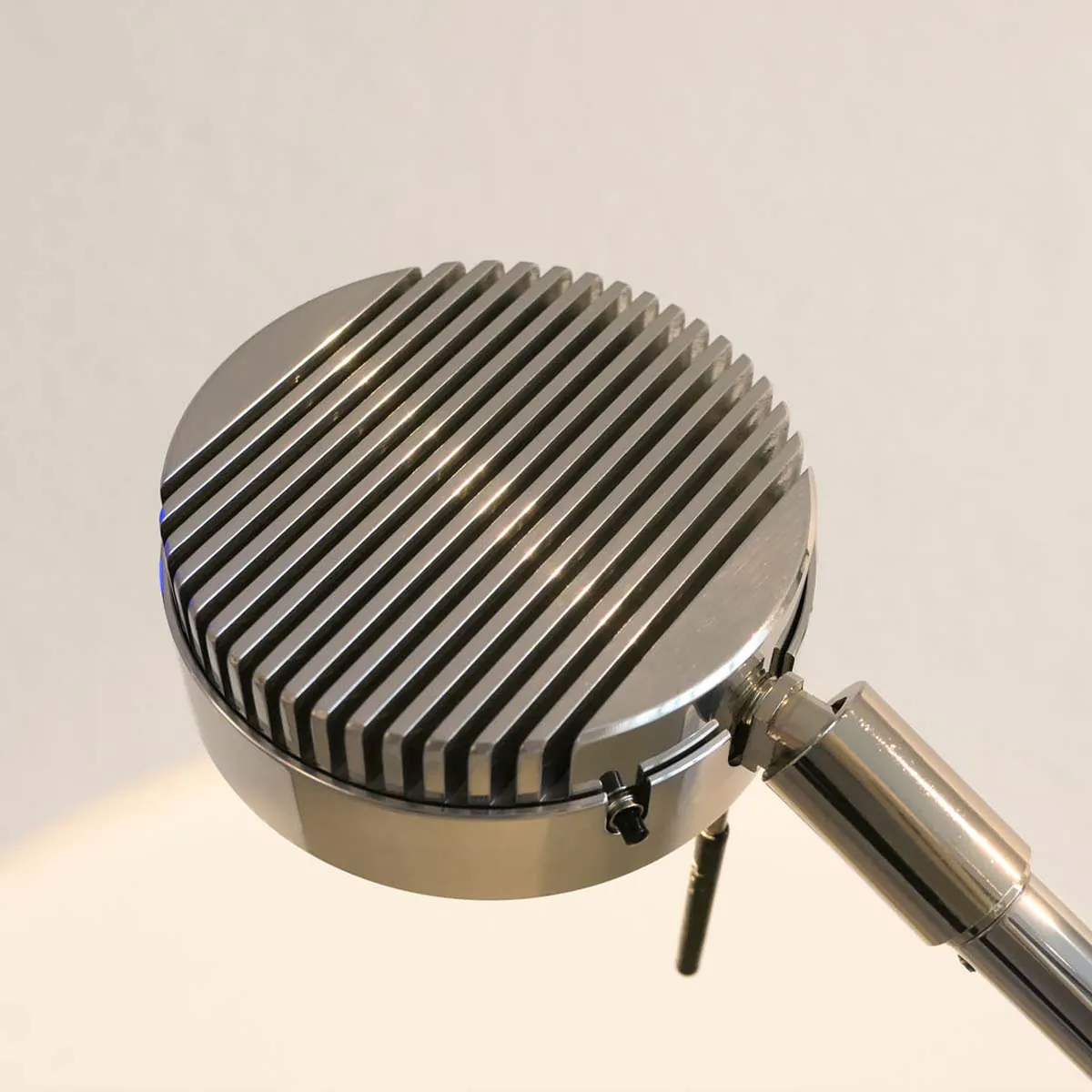 Schirm von der schmalen Stehleuchte