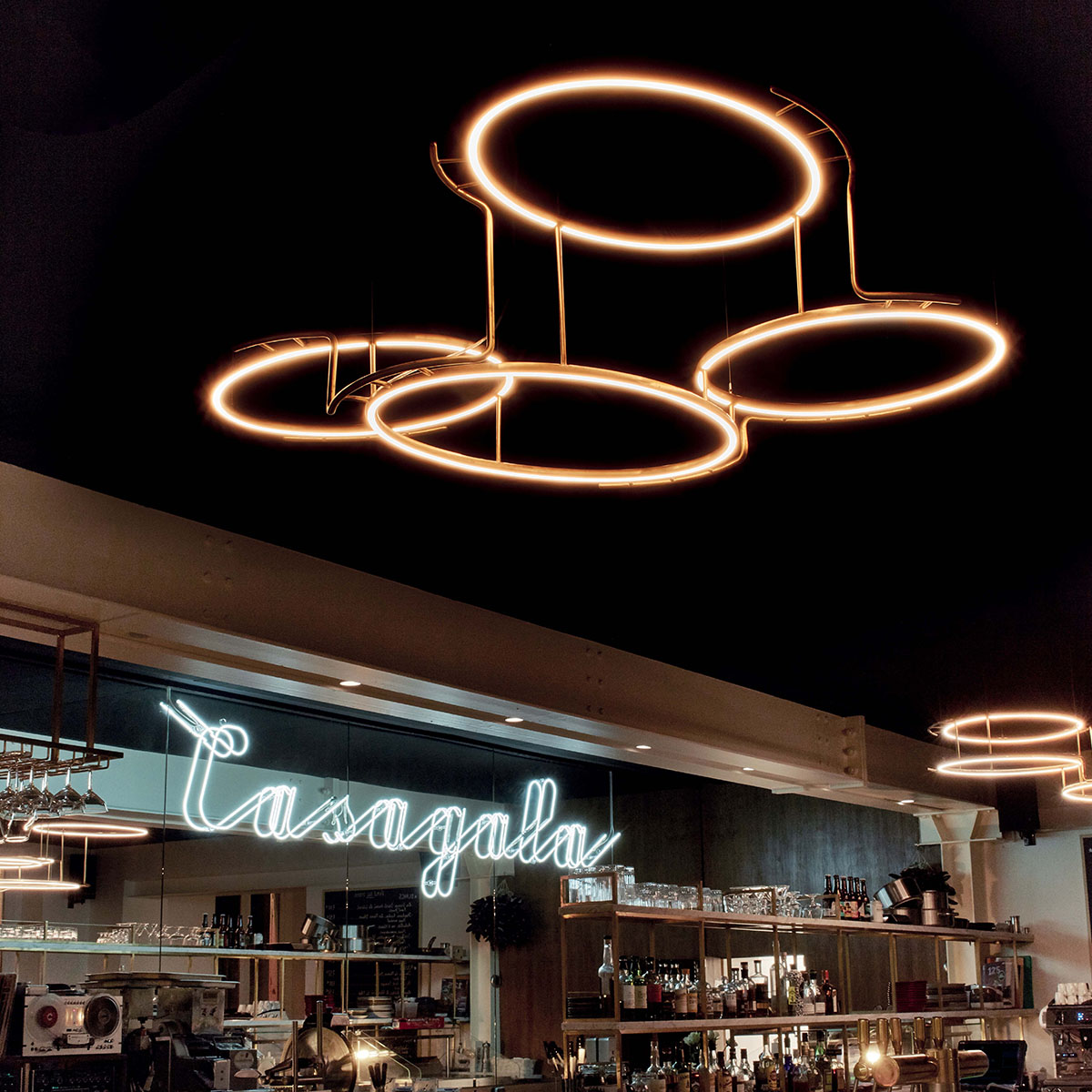 Broche Pendelleuchte L, L: 150 cm, B: 180 cm in Messing – modernes Design aus dem Hause DCW Editions passt perfekt ins Wohnzimmer