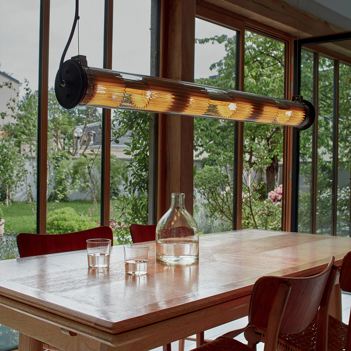 In The Tube Pendant Horizontal 120-1300 Pendelleuchte, Gold & Silber, L: 132 cm in Gold Silber – hochwertiges Design von DCW Editions ideal über einer Kochinsel