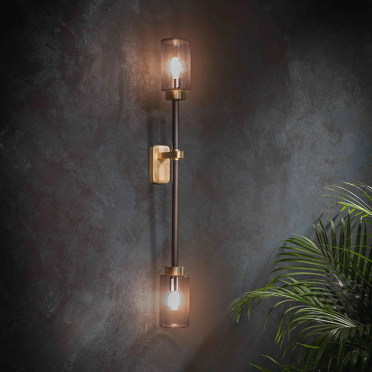 Bert Frank Farol Wandlampe, H: 60 cm, 2-flammig, Rauchglas aus Messing und Glas – Designerleuchte aus England, sanftes Licht, Farol-Serie mit mediterraner Eleganz