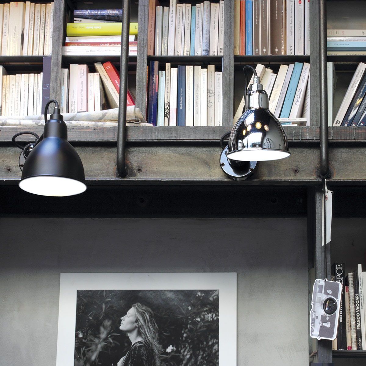 Moderne wandleuchte DCW Editions Lampe Gras N° 304 SW Wandleuchte, T: 15 cm Schwarz, Schirm Messing Rund Schwarz Modern – Ambienteansicht für Treppenhaus