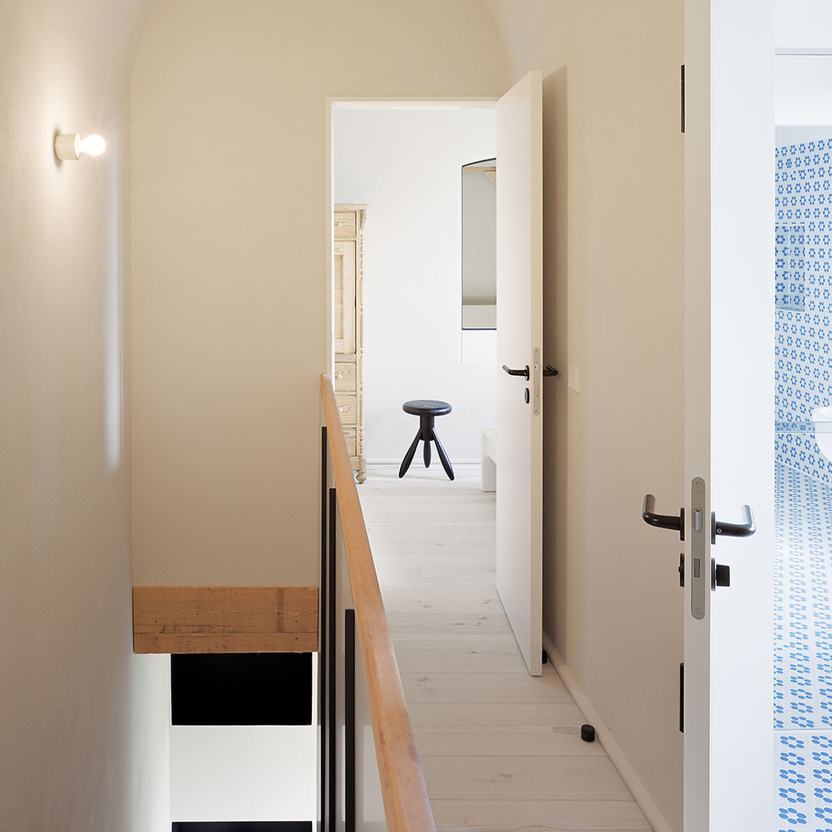 Mawa Eintopf Wand-/ Deckenleuchte, Ø: 8 cm Wandleuchte – dreh- und schwenkbar, breiter Abstrahlwinkel, zeitlos elegantes Design, geeignet für Treppenhaus Mawa Eintopf Wand-/ Deckenleuchte, Ø: 8 cm Wandleuchte – dreh- und schwenkbar, breiter Abstrahlwinkel, zeitlos elegantes Design, geeignet für Treppenhaus