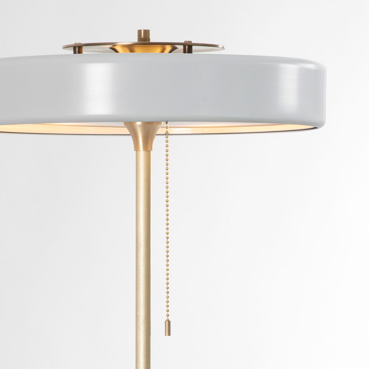sanftes Licht: Bert Frank Revolve Stem Stehleuchte, H: 130 cm, Weiß, Messing poliert – gefertigt aus goldfarbene Oberfläche und Aluminium und Polycarbonat, handgefertigt, ikonische Revolve-Serie im Art Déco Stil