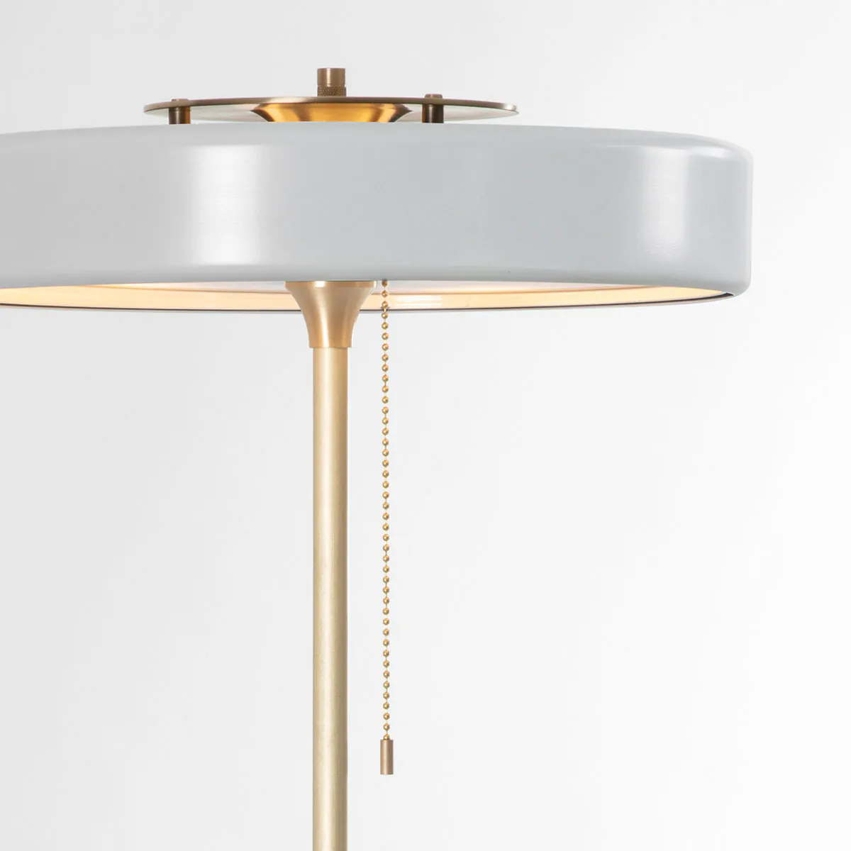 sanftes Licht: Bert Frank Revolve Stem Stehleuchte, H: 130 cm, Weiß, Messing poliert – gefertigt aus goldfarbene Oberfläche und Aluminium und Polycarbonat, handgefertigt, ikonische Revolve-Serie im Art Déco Stil