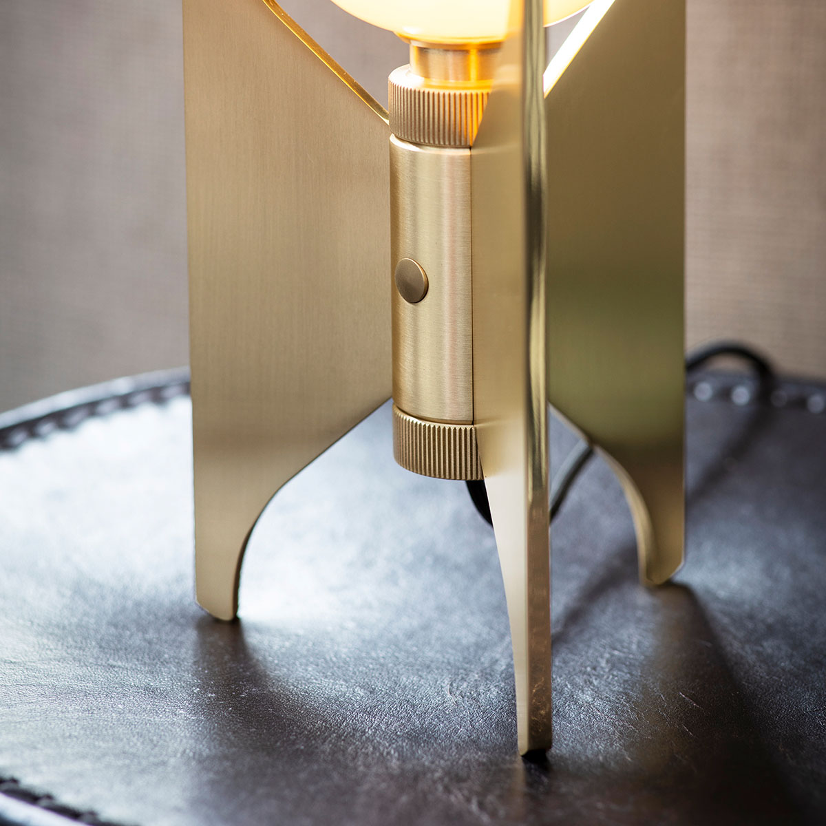 Luxusleuchten aus Großbritannien: Bert Frank Pennon Tischleuchte, H: 42 cm, Messing gebürstet, Messing und Porzellan, exklusives britisches Design, gleichmäßige Beleuchtung Bert Frank Pennon Tischleuchte, H: 42 cm, Bronze aus gebürstetes Messing und Porzellan – exklusives britisches Design, sanftes Licht