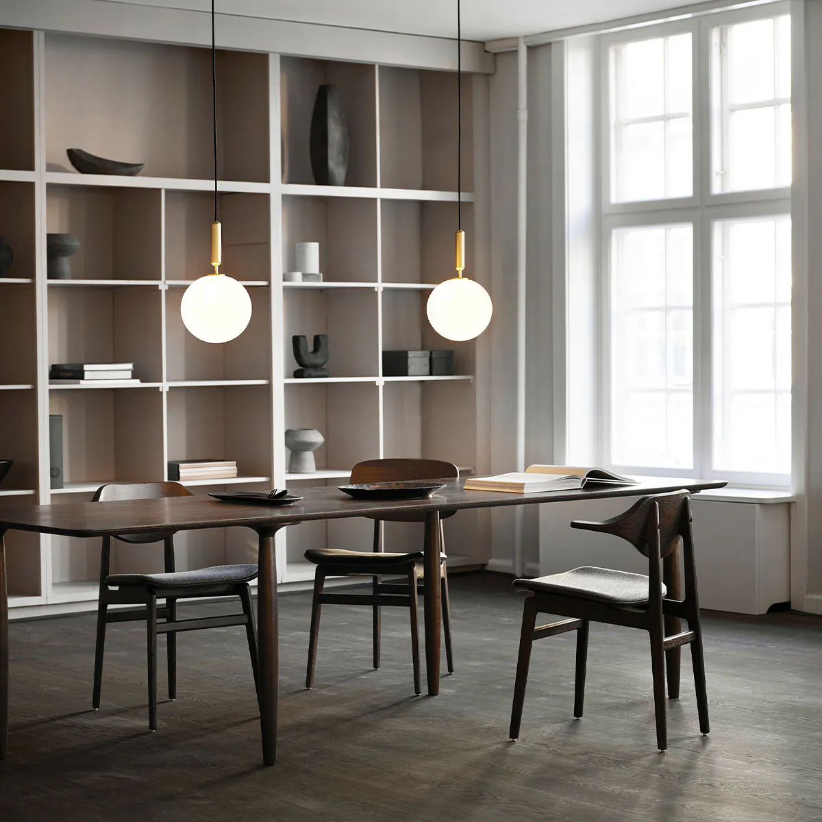 Nuura Miira 1 Large Pendelleuchte, Ø: 20 cm Hängeleuchte – Glas, zeitlos elegantes Erscheinungsbild, warmem Licht, ideal für Esszimmer