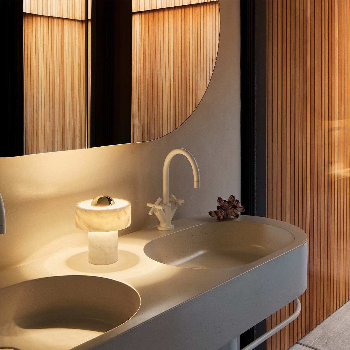 Tom Dixon Stone Portable Akku LED Tischleuchte, H: 19 cm, Silber