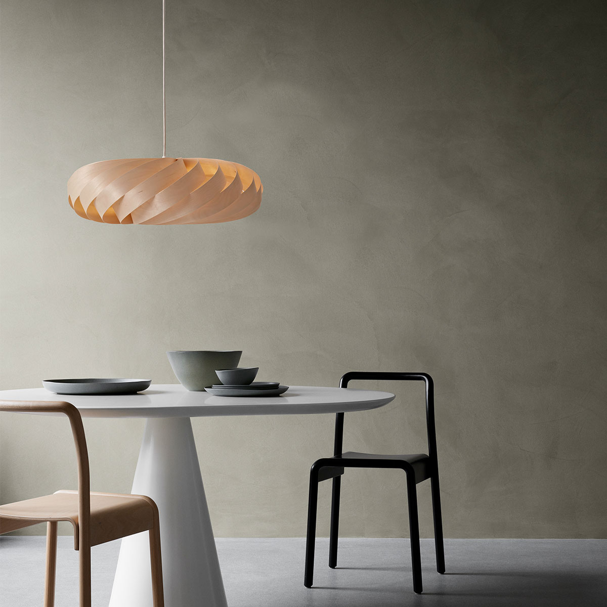 Tom Rossau TR5 Pendelleuchte, Birke Natur, Ø: 80 cm, H: 22 cm – handgefertigte Pendelleuchte im skandinavischen Design, ideal über Esstisch oder im Wohnzimmer, aus Holzlamellen in Natur. Die TR5-Pendelleuchte von Tom Rossau ist perfekt für den Esstisch