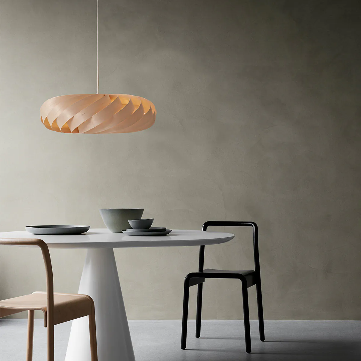 Tom Rossau TR5 Pendelleuchte, Birke Natur, Ø: 80 cm, H: 22 cm – handgefertigte Pendelleuchte im skandinavischen Design, ideal über Esstisch oder im Wohnzimmer, aus Holzlamellen in Natur. Die TR5-Pendelleuchte von Tom Rossau ist perfekt für den Esstisch