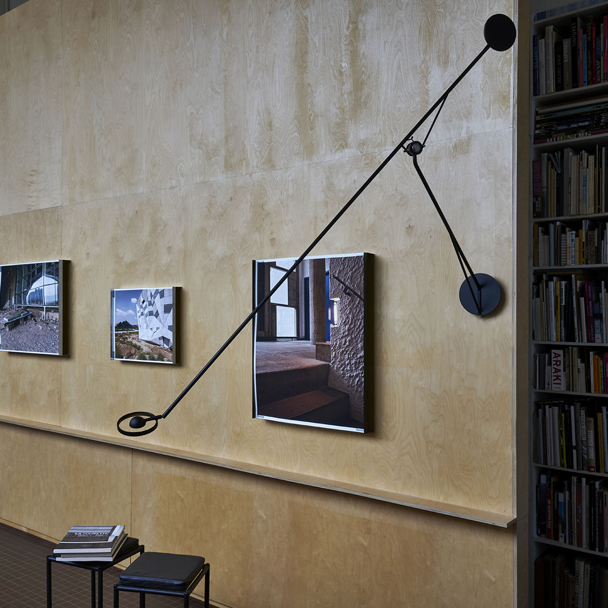 Aaro Wandeluchte in Schwarz – moderne Designerleuchte aus dem Hause DCW Editions für den Flur