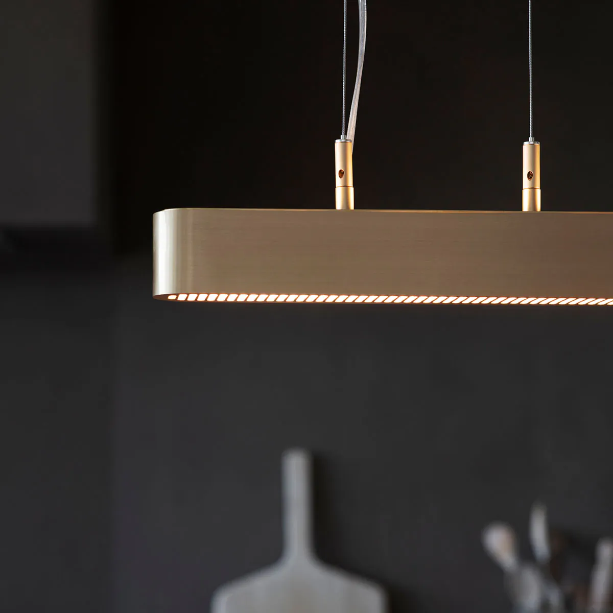 Luxusleuchten aus Großbritannien: Bert Frank Colt Hängeleuchte, L: 40 cm, gebürstetes Messing und Stahl, exklusives britisches Design, gerichtete Beleuchtung