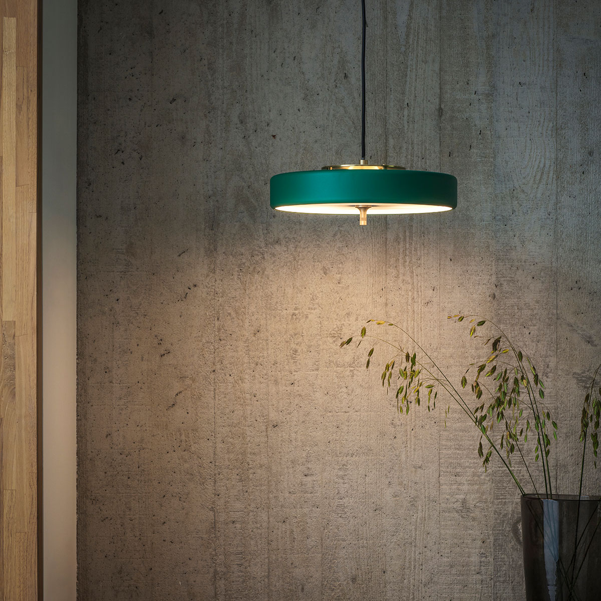 Perfekt für Esszimmer oder Lounge: Bert Frank Revolve Hängeleuchte, Ø: 35 cm, Grün, Messing poliert aus Messing und gebürstetes Aluminium und Polycarbonat – atmosphärisches Licht