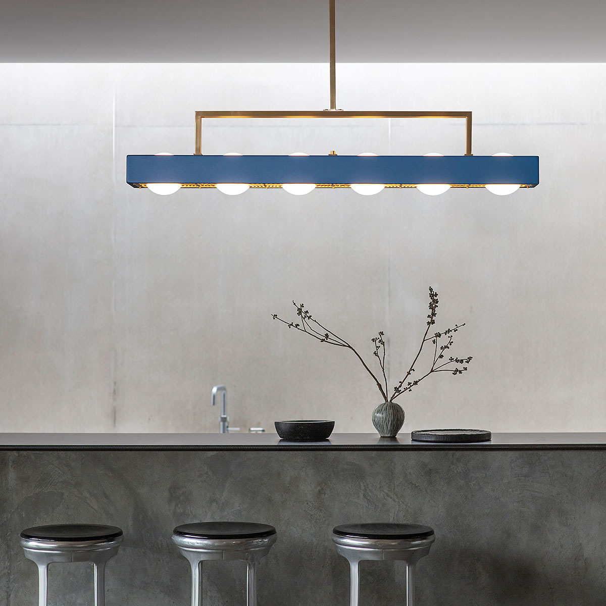 Bert Frank Kernel Pendelleuchte, Rot, 6-flammig aus goldfarbene Oberfläche und gebürstetes Aluminium und Glas – exklusives britisches Design, gleichmäßige Beleuchtung