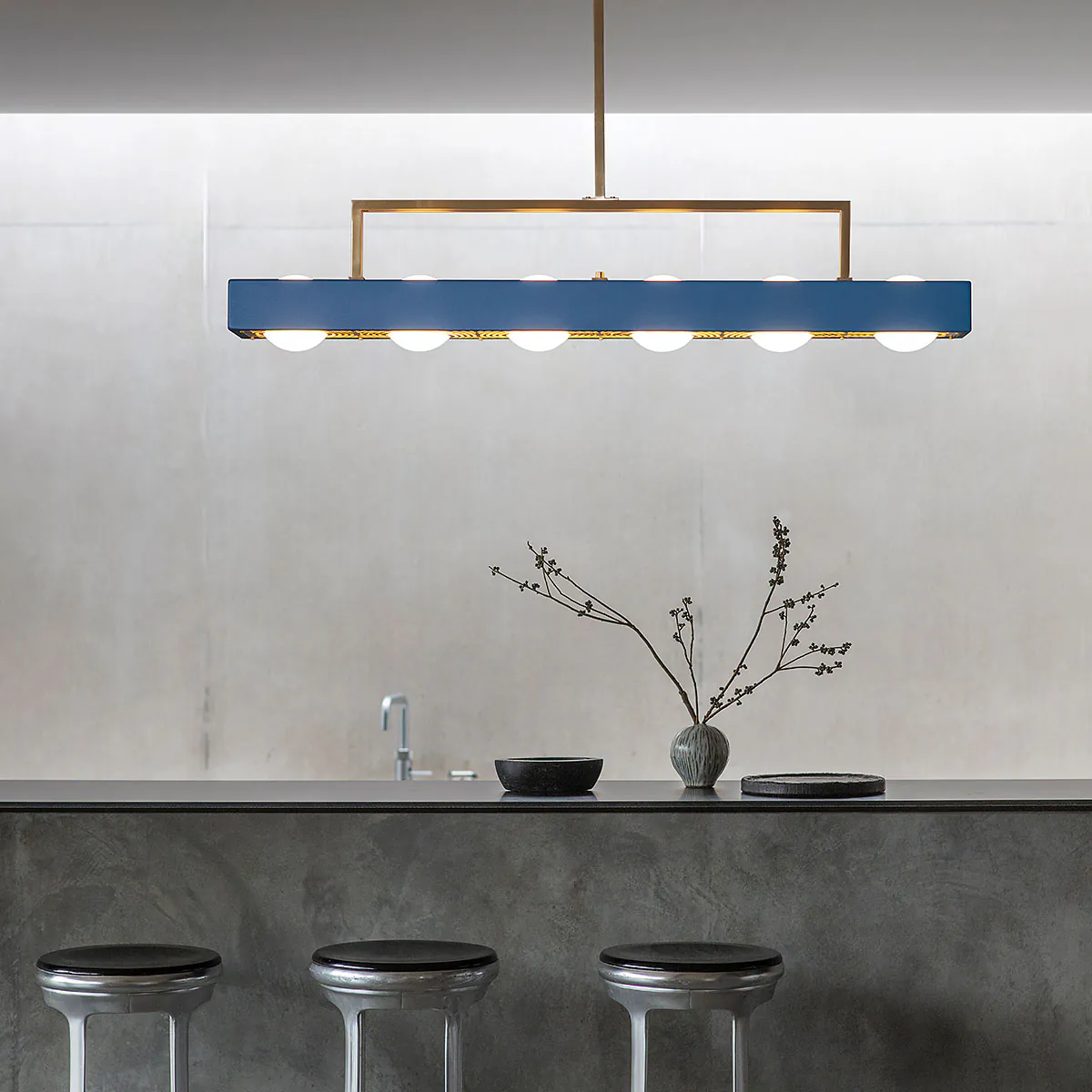 atmosphärisches Licht: Bert Frank Kernel Hängeleuchte, Schwarz, 6-flammig – gefertigt aus gebürstetes Messing und metallische Oberfläche und Glas, handgefertigt Bert Frank Kernel Pendelleuchte, Rot, 6-flammig aus goldfarbene Oberfläche und gebürstetes Aluminium und Glas – exklusives britisches Design, gleichmäßige Beleuchtung