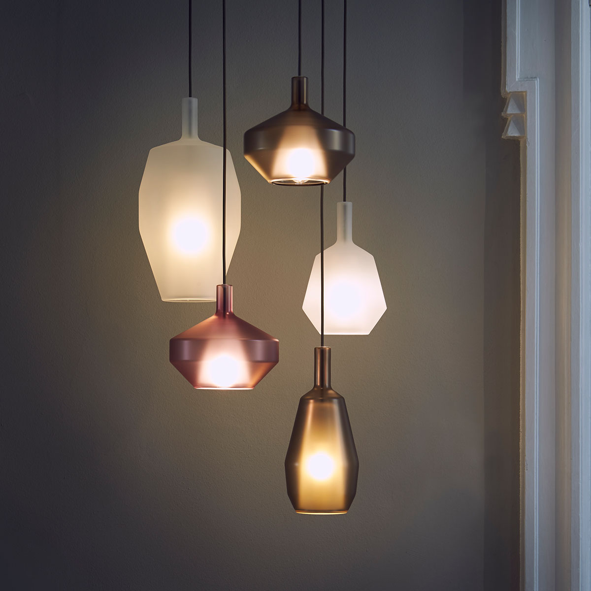 Penta Light MoM 1602-21 Low Pendelleuchte Ø: 38 cm Glaspendel – handgefertigtes Glas in Weiß,, eleganter Lichtschein, sorgt für stilvolle Akzente im Wohnzimmer, ideal über Esstisch, Küche oder Wohnzimmer Penta Light MoM 1602-21 Low Pendelleuchte Ø: 38 cm Glaspendel – handgefertigtes Glas in Weiß,, eleganter Lichtschein, sorgt für stilvolle Akzente im Wohnzimmer, ideal über Esstisch, Küche oder Wohnzimmer