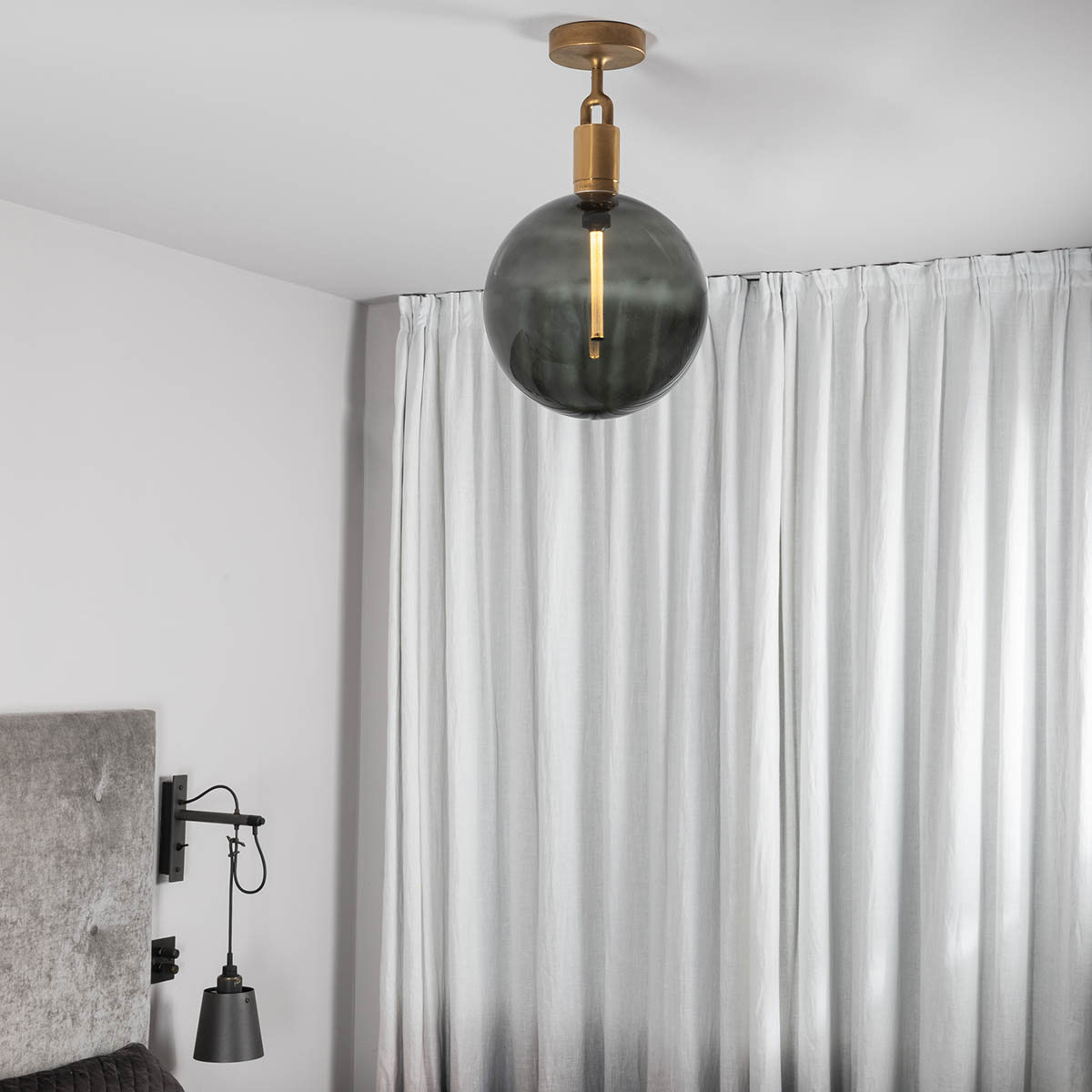 Buster + Punch Forked Deckenleuchte, Globe + Shade, Medium, Stahl / Rauchglas