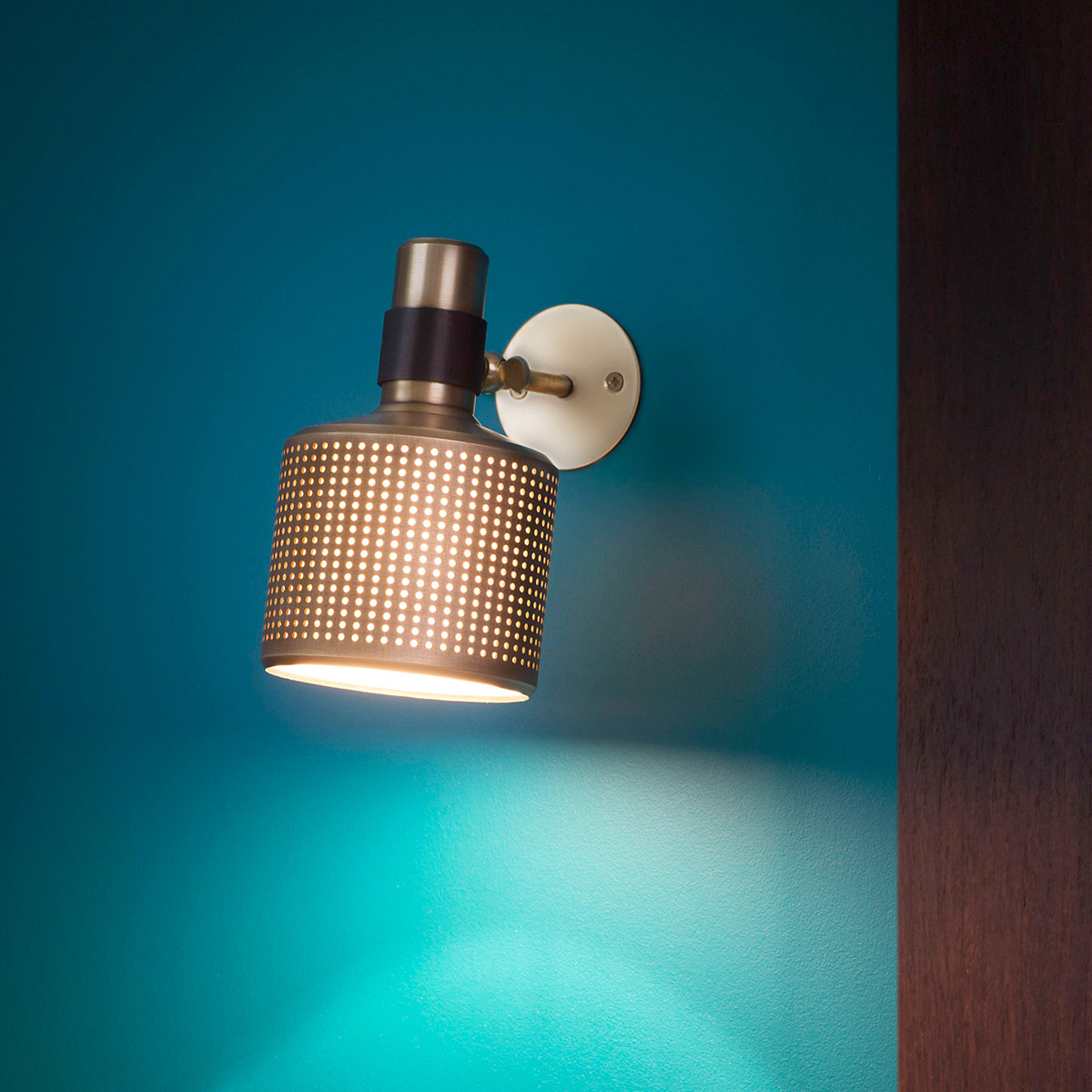 Bert Frank Riddle Single Wandlampe, H: 19 cm, Messing gebürstet aus Messing – exklusives britisches Design, fokussiertes Licht, Riddle-Serie mit exklusiven Designer-Wandleuchten Messing Leuchte von Bert Frank – Riddle Single Wandleuchte, H: 19 cm, Schwarz, luxuriöses Statement-Design, funktionales Licht