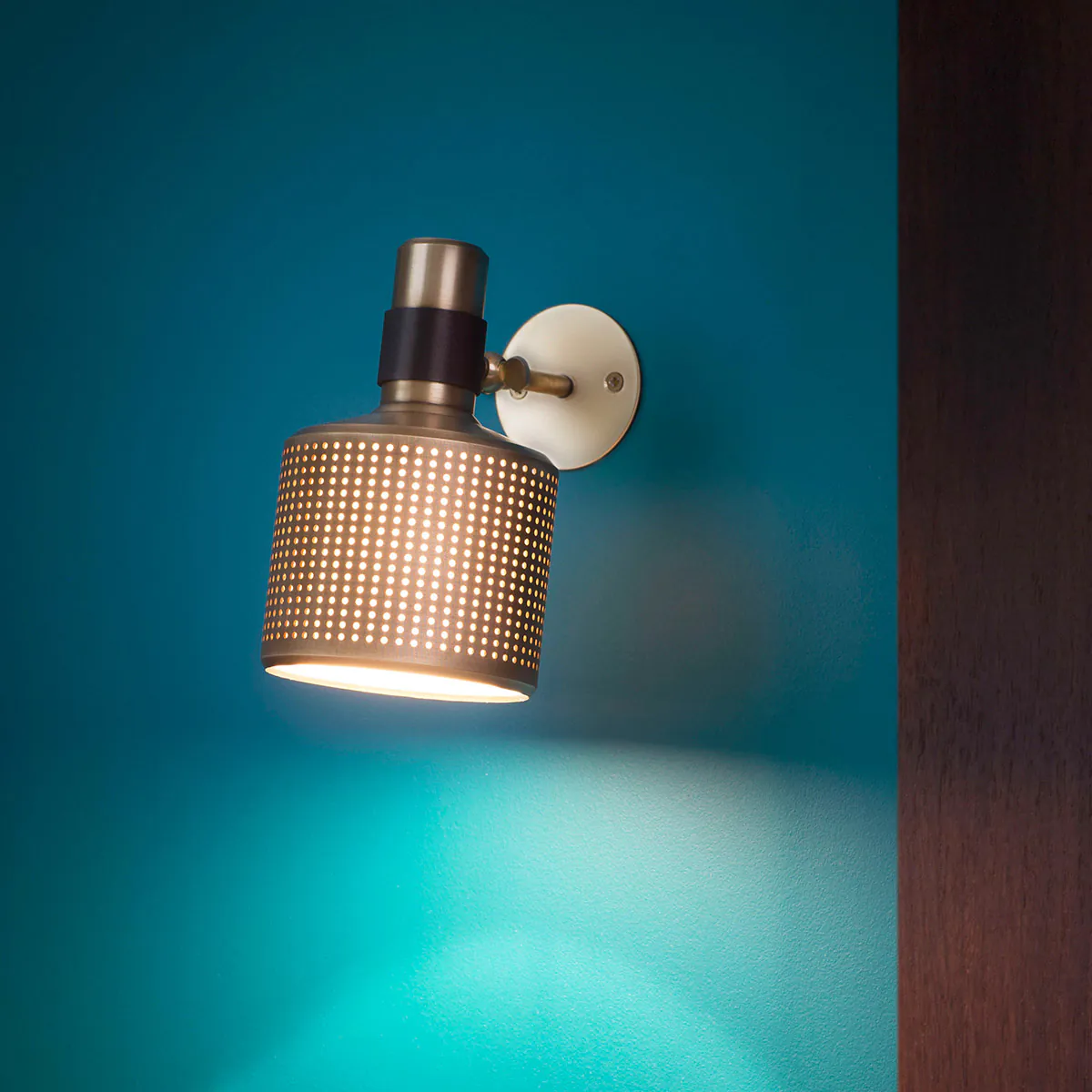 Messing Leuchte von Bert Frank – Riddle Single Wandleuchte, H: 19 cm, Schwarz, luxuriöses Statement-Design, funktionales Licht