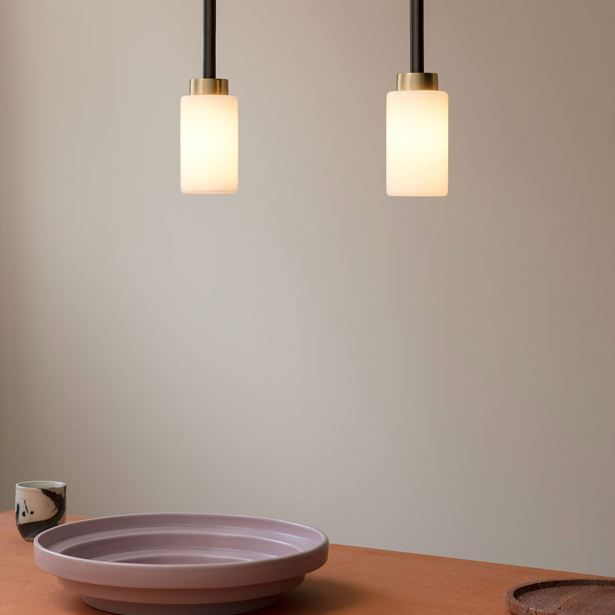 Messing und Glas Leuchte von Bert Frank – Farol Pendelleuchte, Ø: 11,6 cm, Rauchglas, moderne Eleganz, gleichmäßige Beleuchtung