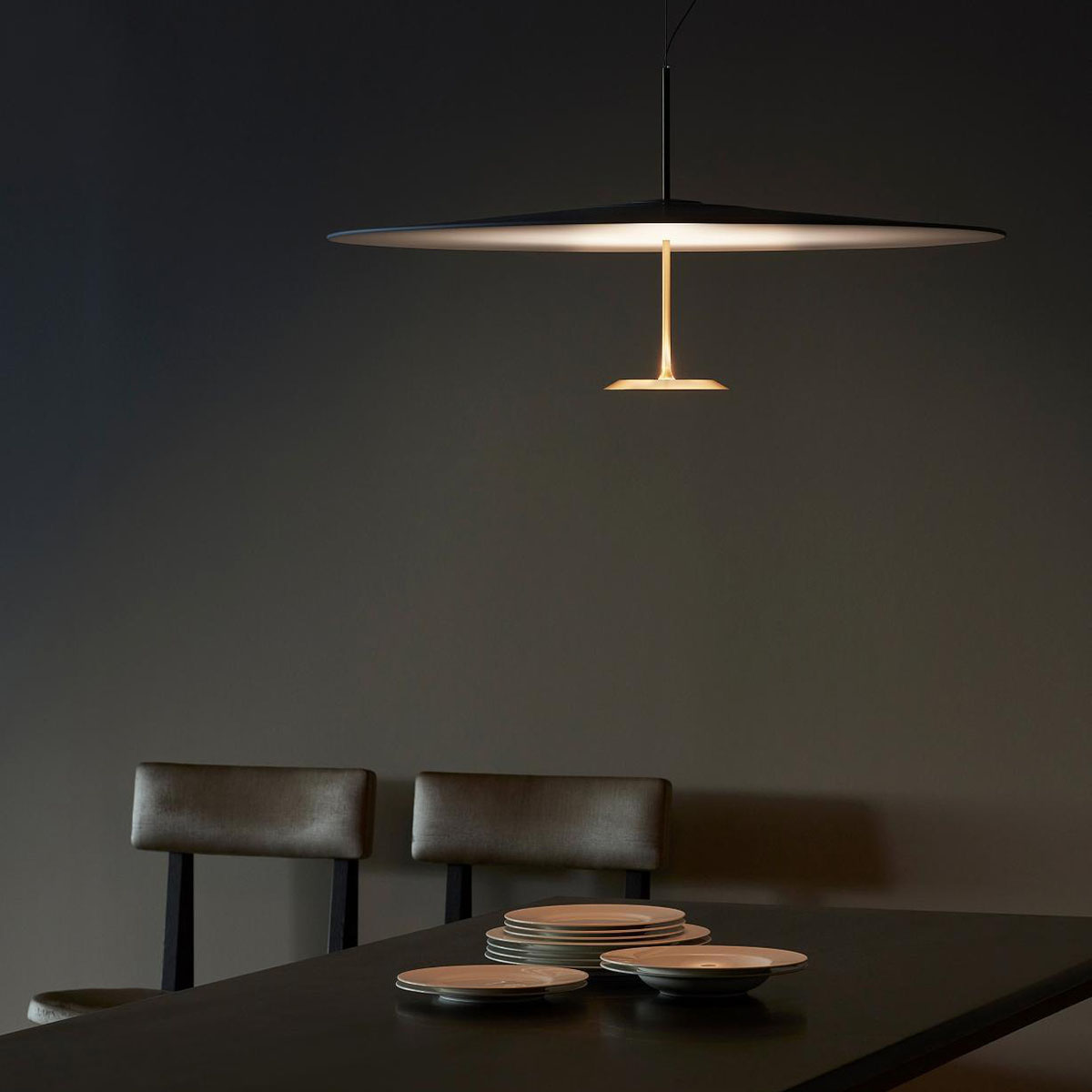 Dot 800 Pendelleuchte, Ø: 80 cm, Schwarz eloxiert, Warmweiß 3000K, 1-10V, DALI Dot 800 Pendelleuchte, Ø: 80 cm, Messing eloxiert, Extra-Warmweiß 2700K, Phase Cut