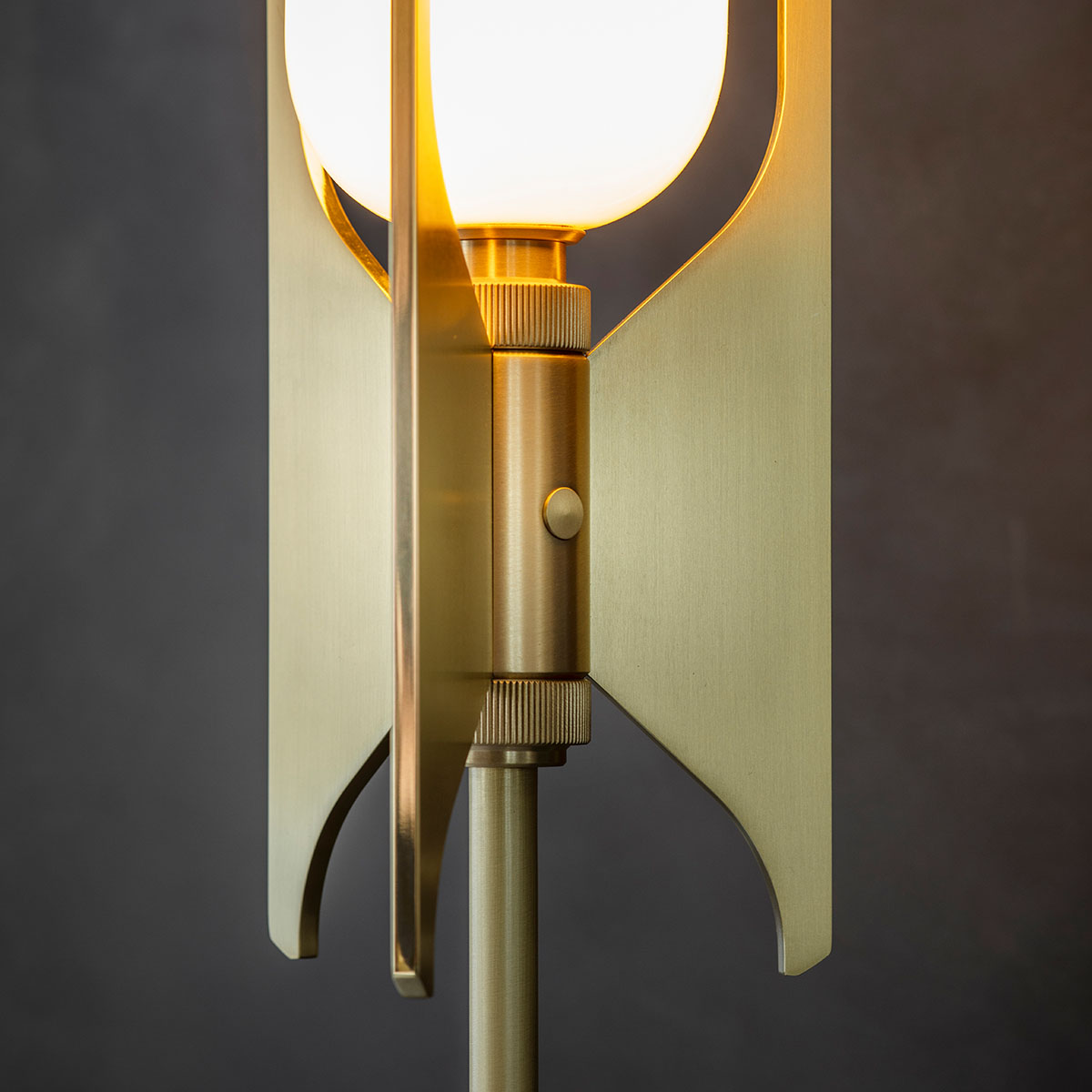 Perfekt für Wohnzimmer oder Leseecke: Bert Frank Pennon Standlampe, H: 140,5 cm, Messing gebürstet aus poliertes Messing und Porzellan – blendfreies Licht Luxusleuchten aus Großbritannien: Bert Frank Pennon Stehleuchte, H: 140,5 cm, Bronze, Messing und Porzellan, britische Luxusleuchte, atmosphärisches Licht