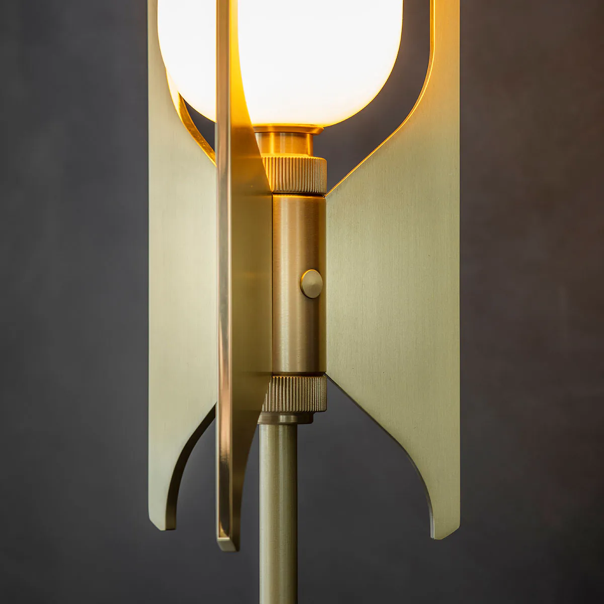 Luxusleuchten aus Großbritannien: Bert Frank Pennon Stehleuchte, H: 140,5 cm, Bronze, Messing und Porzellan, britische Luxusleuchte, atmosphärisches Licht