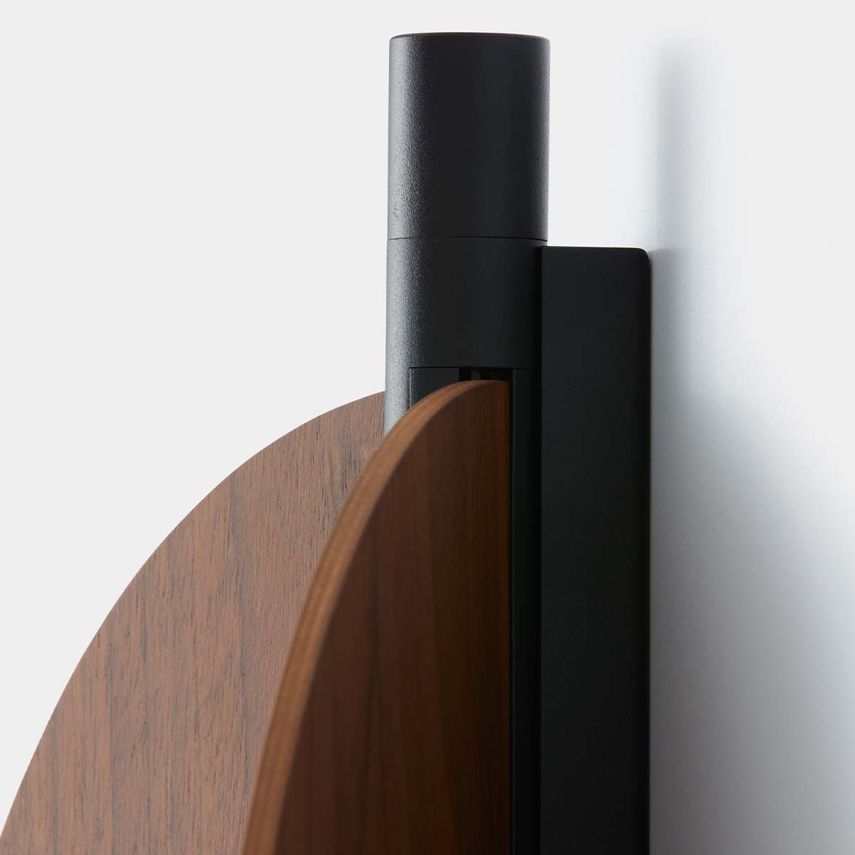 TOOY_Thula_562_41_mood TOOY Thula 562.41 Wandleuchte, H: 67 cm, B: 25 cm, Sandschwarz / Nickel satiniert, Helle Eiche
