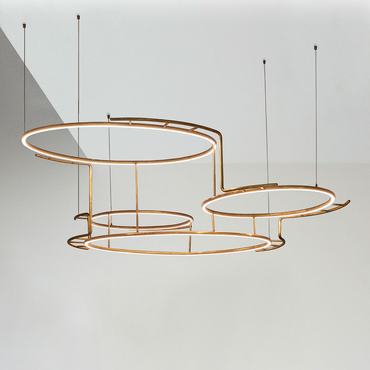 DCW Editions Broche Pendelleuchte M, L: 130 cm, B: 133 cm Messing Modern – Detailansicht aus Messing, minimalistisch für Küche