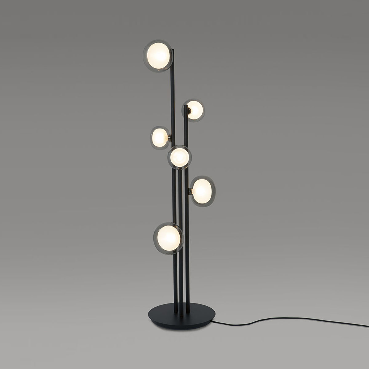 TOOY Nabila 552.66 Stehleuchte 6-flammig H: 140 cm, Schwarz Matt / Schwarz Chrom & Rauchglas, Dimmbar – diffuses, blendfreies Licht