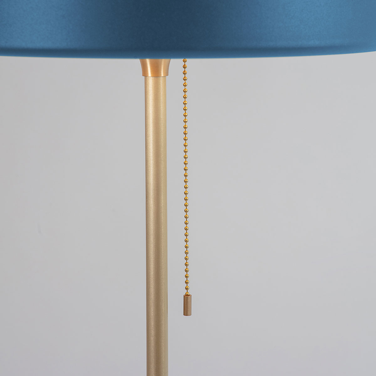blendfreies Licht: Bert Frank Revolve Stem Stehleuchte, H: 130 cm, Blau, Messing gebürstet – gefertigt aus goldfarbene Oberfläche und Aluminium und Polycarbonat, handgefertigt, ikonische Revolve-Serie im Art Déco Stil blendfreies Licht: Bert Frank Revolve Stem Stehleuchte, H: 130 cm, Blau, Messing poliert – gefertigt aus poliertes Messing und gebürstetes Aluminium und Polycarbonat, in Großbritannien produziert, ikonische Revolve-Serie im Art Déco Stil