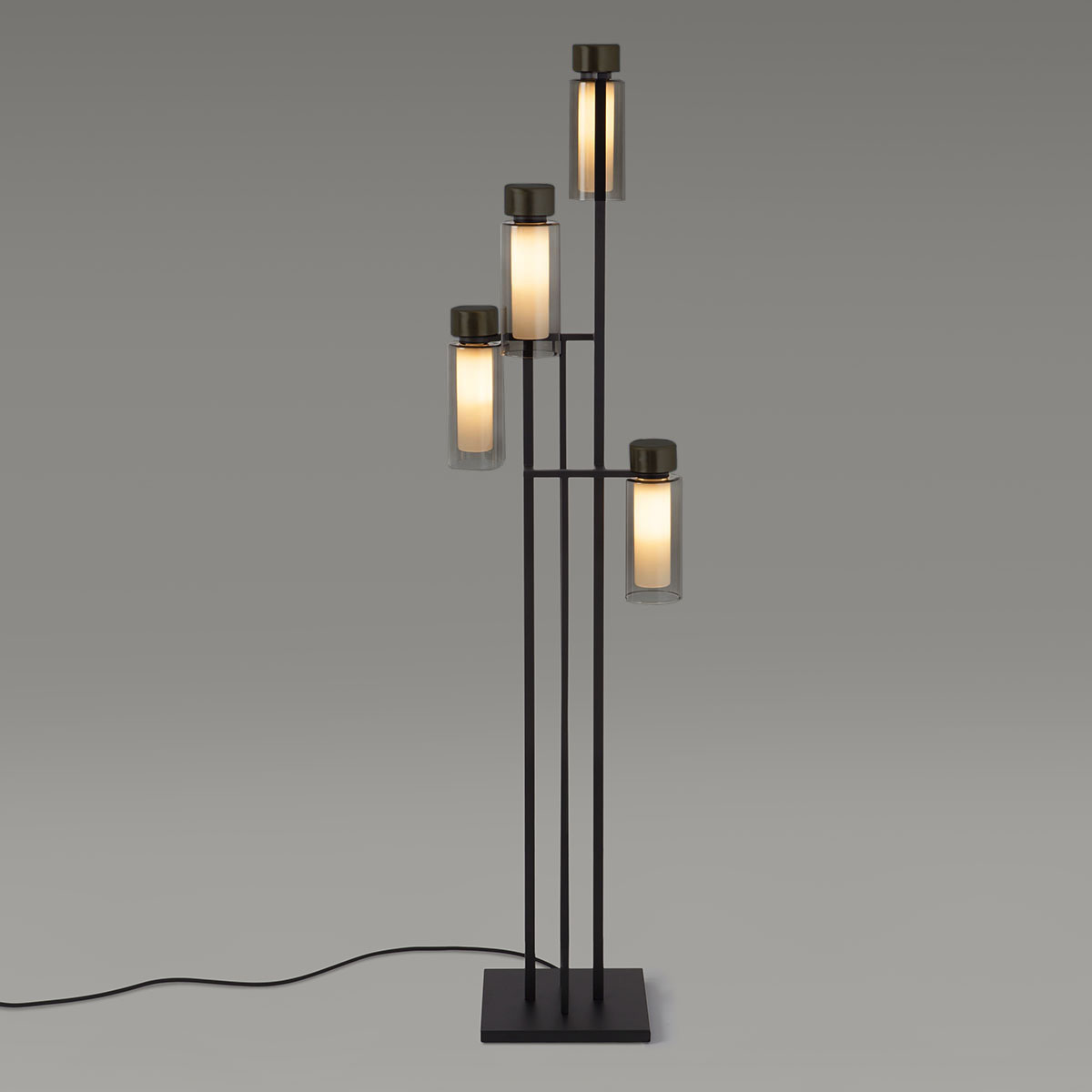 TOOY Osman 560.64 Stehleuchte 4-flammig H: 140 cm, Schwarz Matt / Schwarz Chrom & Rauchglas, Dimmbar – diffuses, blendfreies Licht