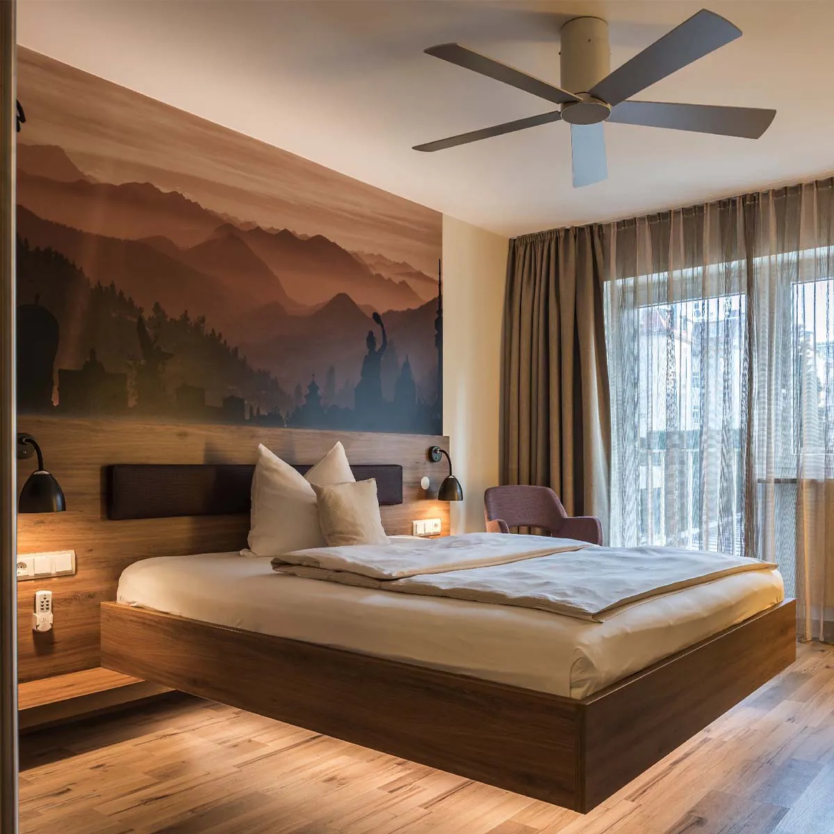 Moderne schwarze Wandleuchte im Schlafzimmer neben dem Bett hängend