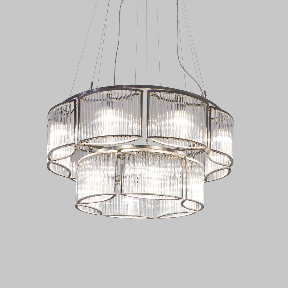 Stilio 9/6 Kronleuchter, Ø: 100 cm, Glanz vernickelt & handpoliert Eleganter ovaler Kronleuchter mit geschwungenen Glasschirmen und modernem Design