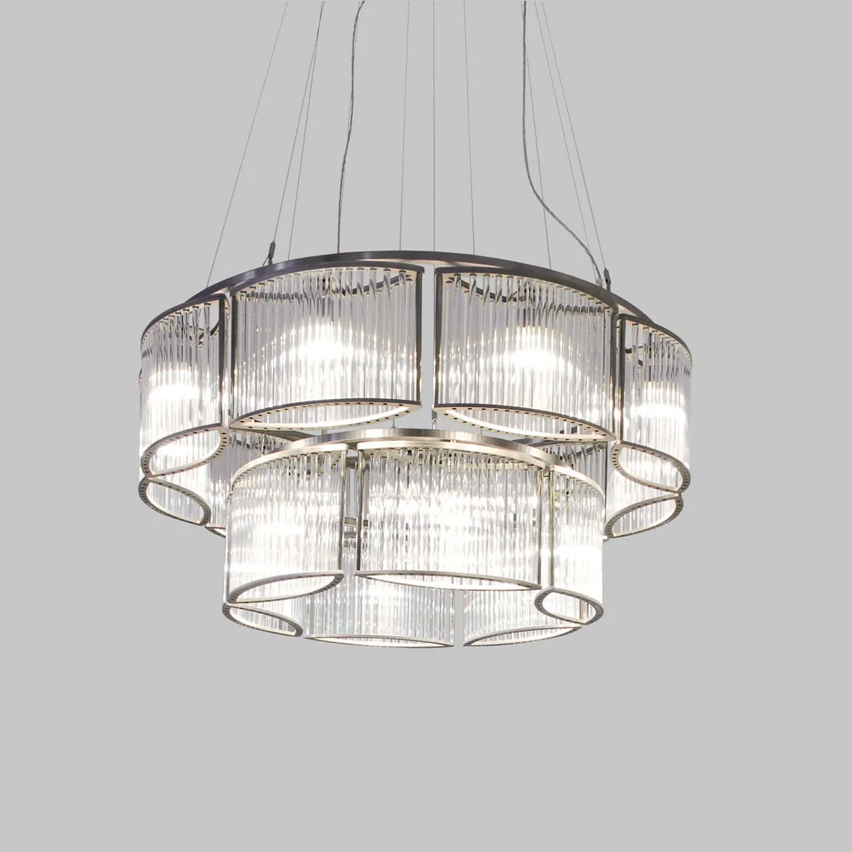 Eleganter ovaler Kronleuchter mit geschwungenen Glasschirmen und modernem Design