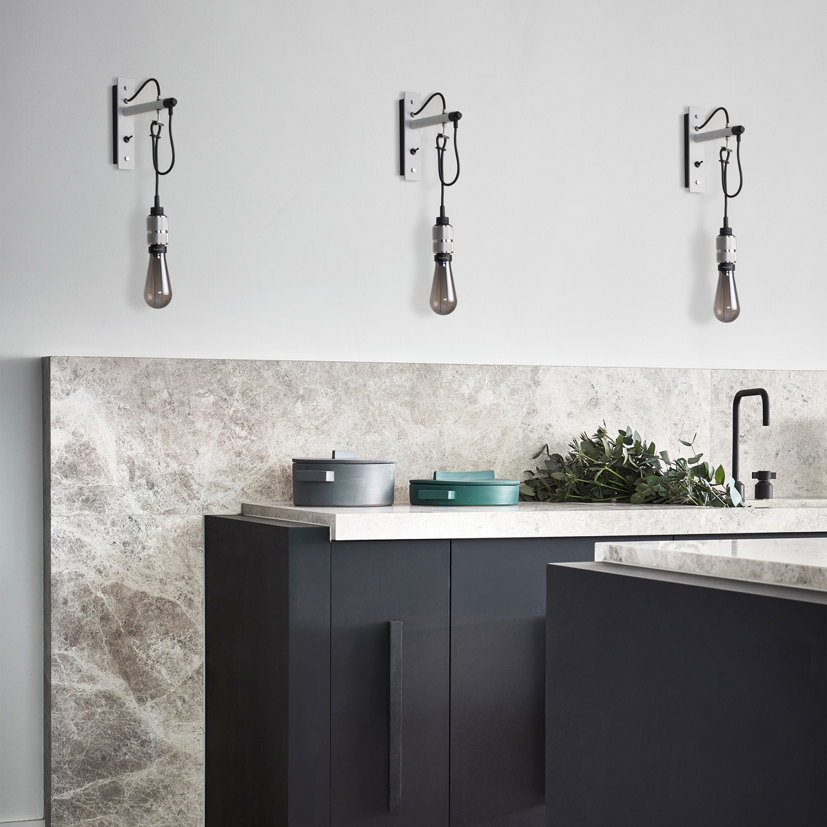 buster-punch-hooked-wall-mood-15 Buster + Punch Hooked Wall Wandleuchte, Small, Stein, Stahl